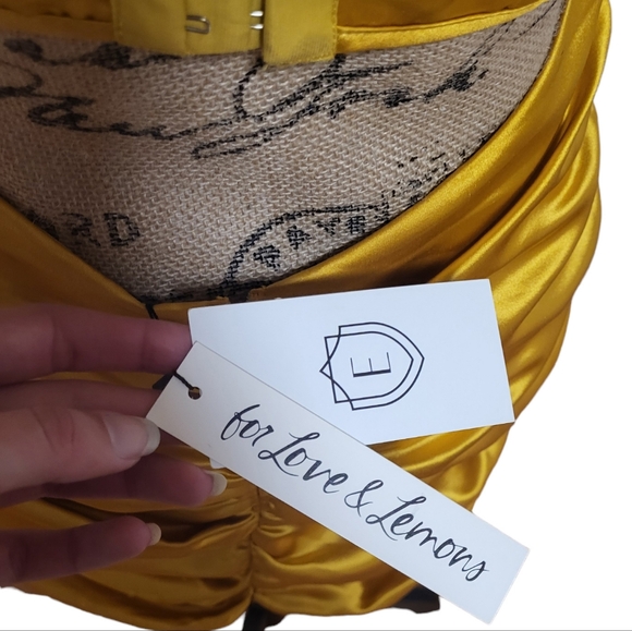 Nwt For Love and Lemons gold ruched asymmetrical off shoulder/cap sleeve size m - Picture 4 of 4